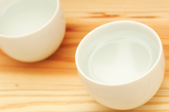 湯のみに熱湯を注ぎます。