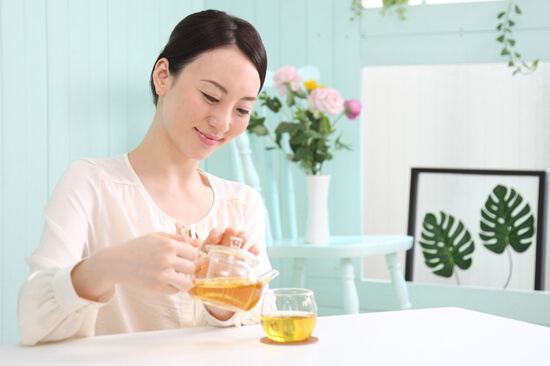 急須でお茶を淹れる