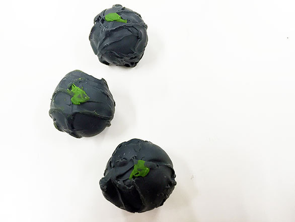 黒いチョコレートトリュフ
